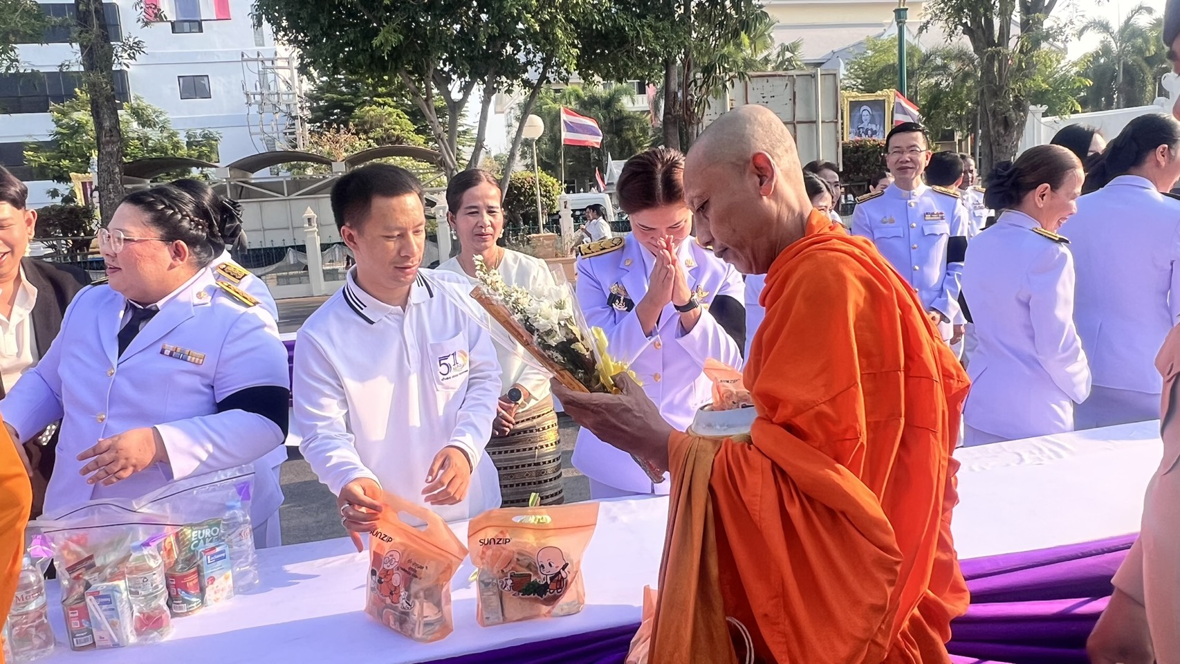 title - ปฏิรูปที่ดินจังหวัดเพชรบุรี พร้อมด้วย เจ้าหน้าที่ ส.ป.ก.เพชรบุรี ร่วมพิธีทำบุญตักบาตร และถวายพระพรชัยมงคล แด่สมเด็จพระกนิษฐาธิราชเจ้ากรมสมเด็จพระเทพรัตนราชสุดาฯ สยามบรมราชกุมารี เนื่องในโอกาสวันคล้ายวันพระราชสมภพฯ